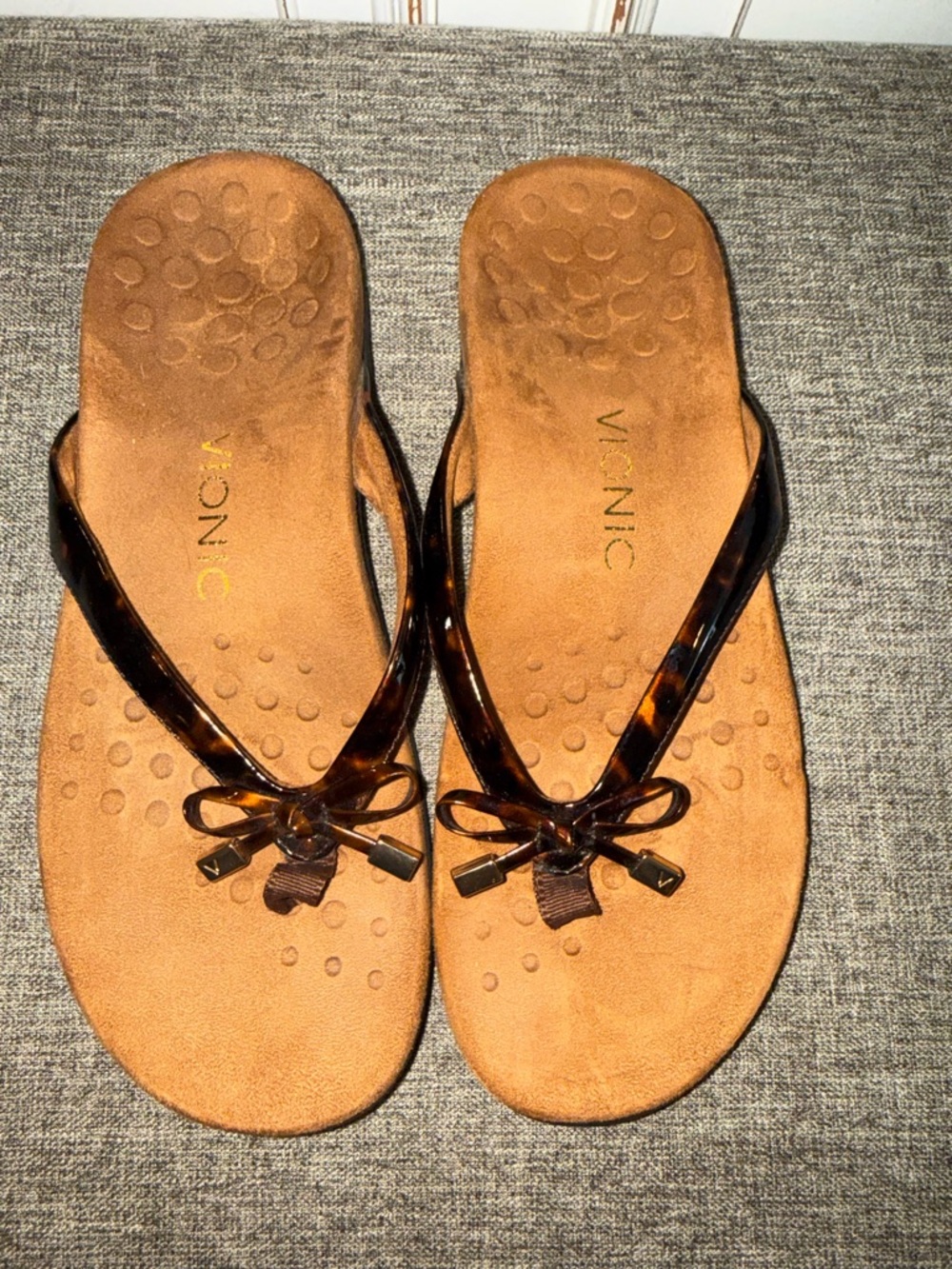 Vionic Tortoiseshell Bow Thong Sandals in Brown